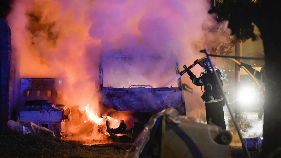 Τρίτη νύχτα με βίαια επεισόδια στη Νάντη της Γαλλίας – Ζημιές σε κτήρια και εμπρησμοί δεκάδων οχημάτων (Εικόνες-Βίντεο)